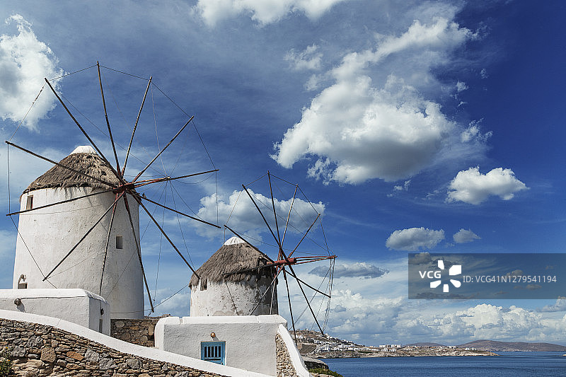 希腊岛上的白色风车图片素材