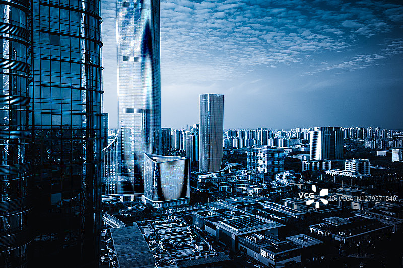 苏州工业园区金融中心城区高楼林立，高楼林立，蓝色背景。中国江苏。图片素材