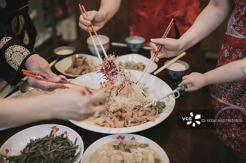 亚洲华人家庭年夜饭有传统菜肴生鱼刘生生图片素材