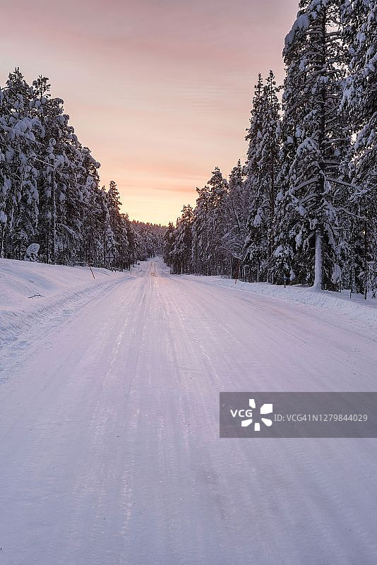 在欧洲芬兰的拉普兰，在恶劣、滑、冰雪覆盖的寒冷天气中，危险、结冰的道路行驶图片素材