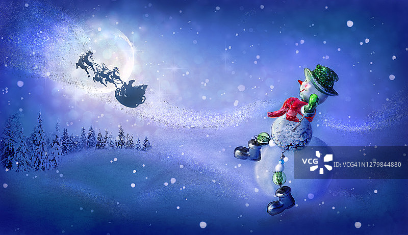 雪人送别圣诞老人的魔幻雪橇，驯鹿在夜晚飞过精灵森林和巨大的月亮。圣诞快乐，新年背景，横幅图片素材