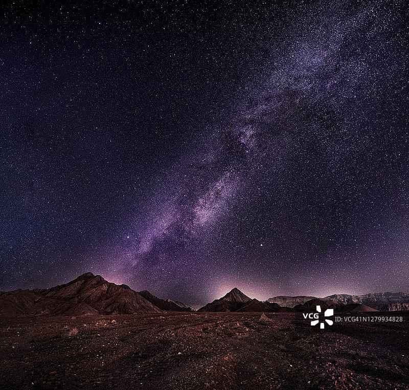 夜间在以色列南部沙漠上空的银河。图片素材