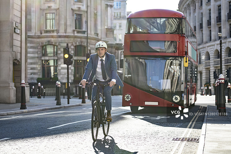在伦敦骑车上班的中年男性主管图片素材