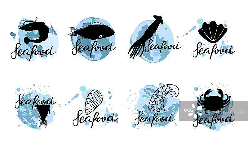 海鲜刻字套装。手工绘制食品包装标签，本地海产品简易邮票收集。文本与蓝色抽象背景与螃蟹，章鱼触手，软体动物和鱿鱼矢量图片素材