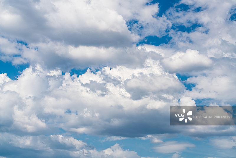 白色的云和明亮的蓝天为背景图片素材