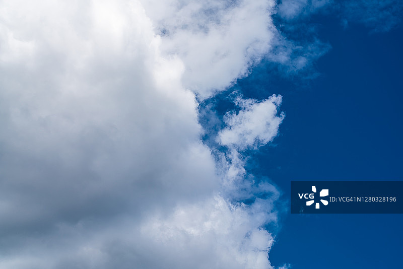 白色的云和明亮的蓝天为背景图片素材