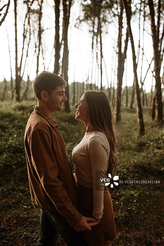 森林里一对年轻夫妇的肖像图片素材