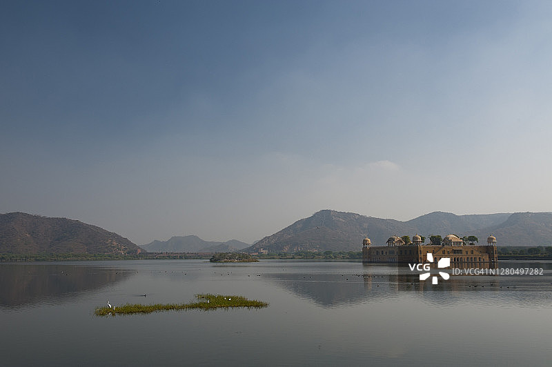 印度斋浦尔湖中央的宫殿图片素材