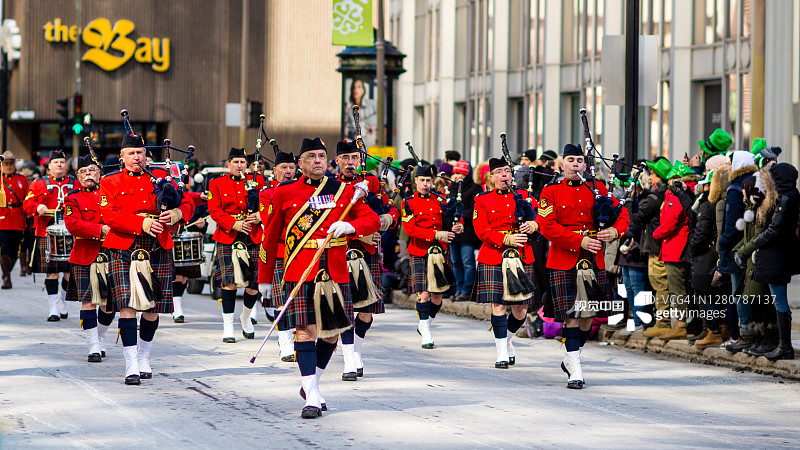 在蒙特利尔市中心的圣帕特里克节，行进乐队穿着传统的英国制服游行图片素材