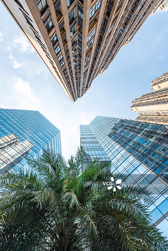 现代的摩天大楼映衬着湛蓝的天空图片素材