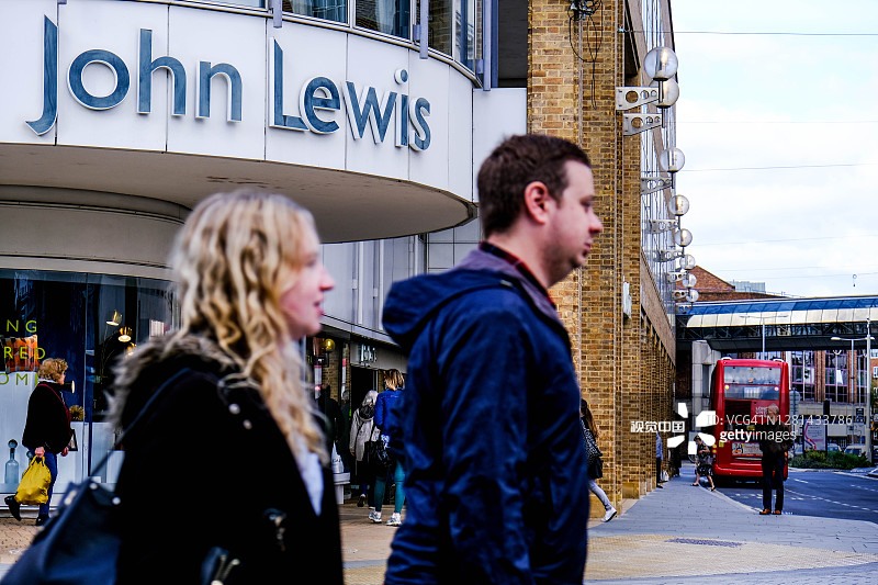 约翰刘易斯百货公司金斯敦，伦敦与路过的购物者图片素材