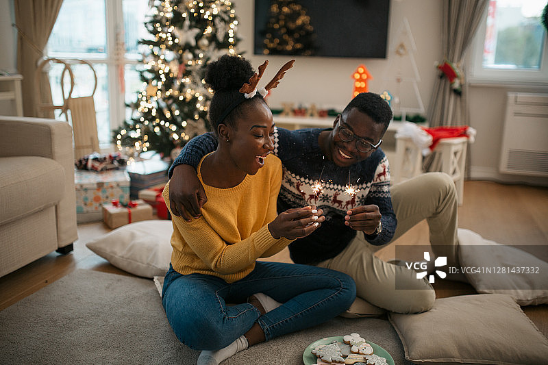 快乐的非裔美国夫妇一起庆祝冬季假期图片素材