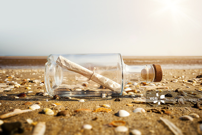 沙滩上的瓶子里的信息图片素材