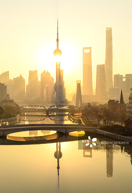 中国上海日出时的城市天际线和城市景观。图片素材