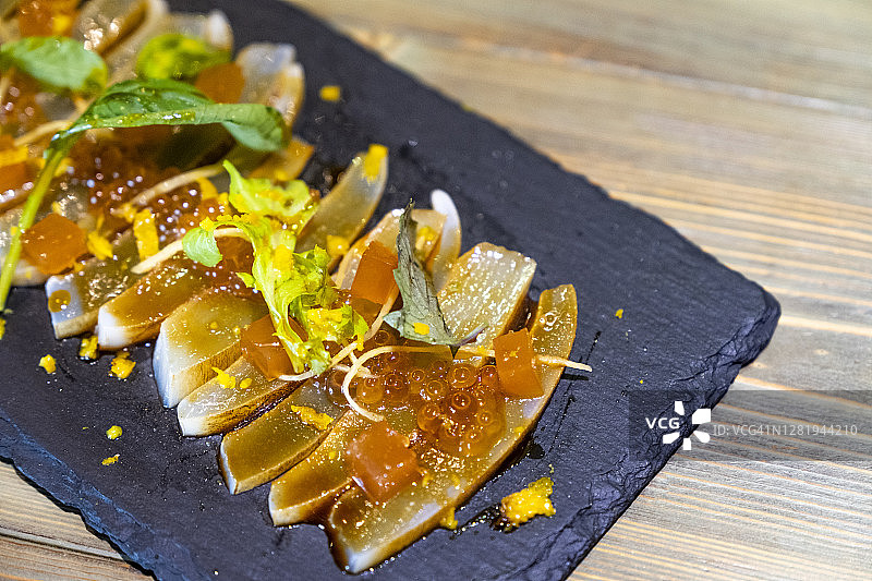 海鲜沙拉，生鱿鱼和鲑鱼籽图片素材