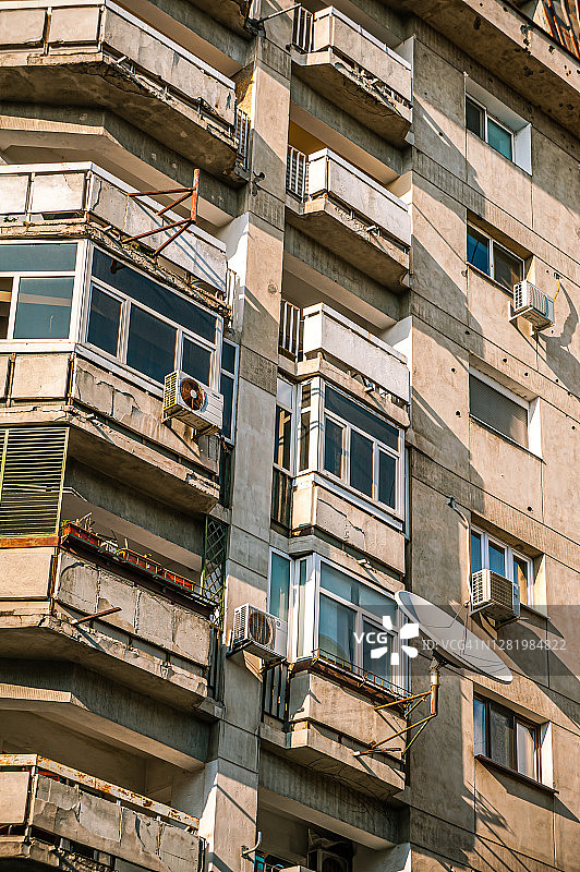 布加勒斯特市中心的一个社会主义现实主义建筑风格的住宅建筑Façade图片素材