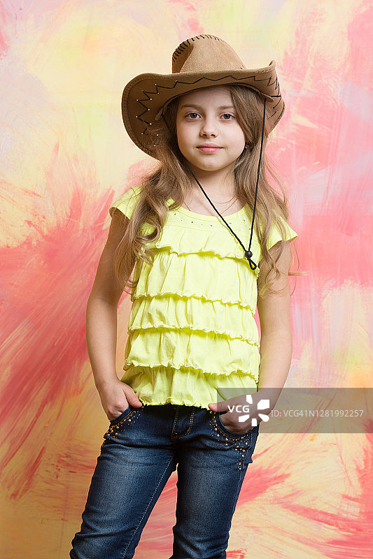 漂亮的小女孩，可爱的脸，戴着西部牛仔帽图片素材