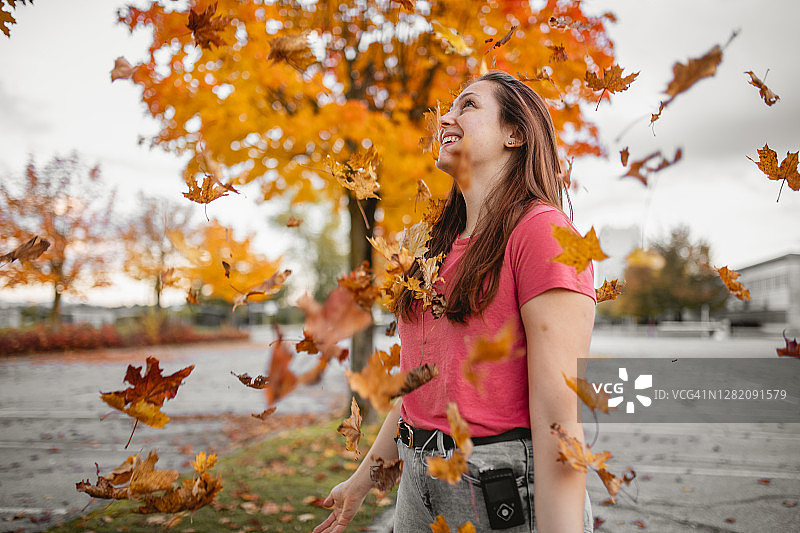 1型糖尿病年轻女性享受秋季图片素材
