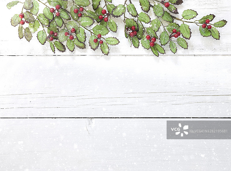 圣诞冬青花环边界在一个老的白木背景图片素材