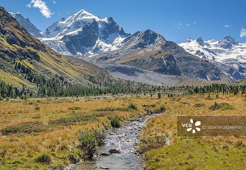 瑞士昂加丁上昂加丁阿尔卑斯的庞特雷西纳、伯尔尼纳阿尔卑斯、昂加丁、格里森的罗斯格山谷的冰川溪流图片素材