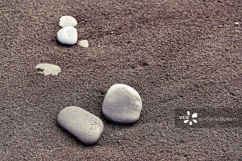 欧洲冰岛黑沙滩上的岩石图片素材