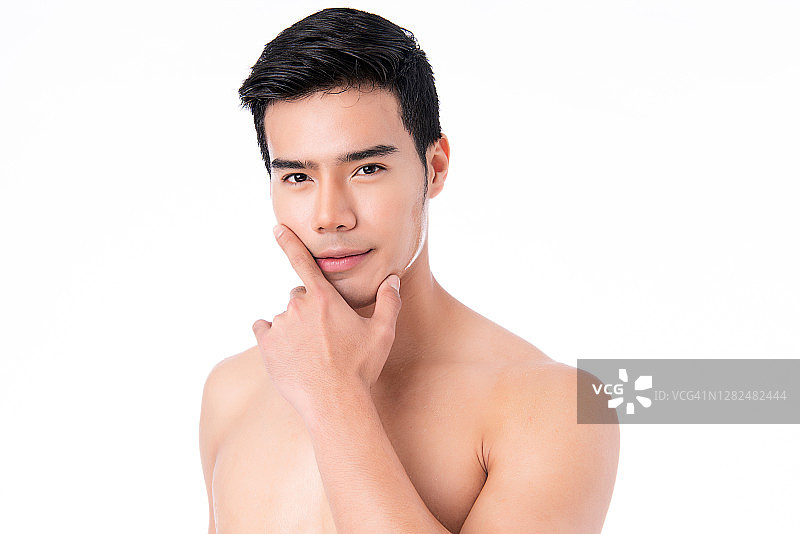英俊的年轻亚洲男子肖像在白色的背景。男士健康美容、自我护理、身体和皮肤护理的理念。图片素材