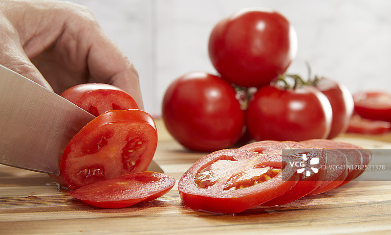 切新鲜的红番茄特写图片素材