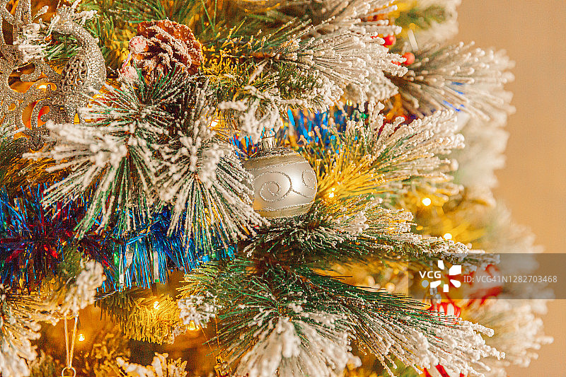 经典的圣诞新年装饰新年树与彩色的装饰品，玩具和球。现代白色古典风格的室内设计公寓。平安夜在家图片素材