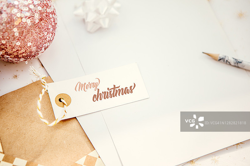 用金色信封在桌上写圣诞卡片图片素材