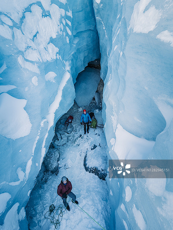 俯视冰川裂缝内的攀登者图片素材