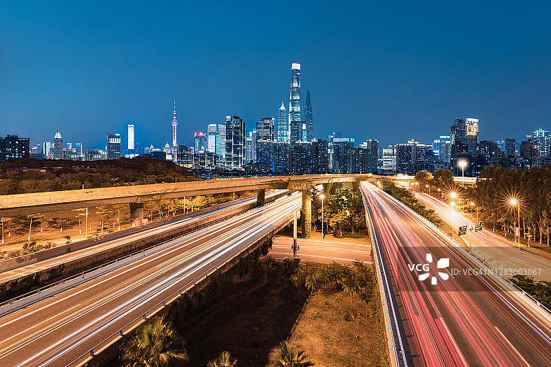 夜景上海天际线和高速公路图片素材
