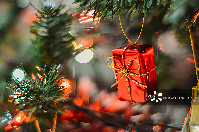 圣诞礼物挂在圣诞树上图片素材