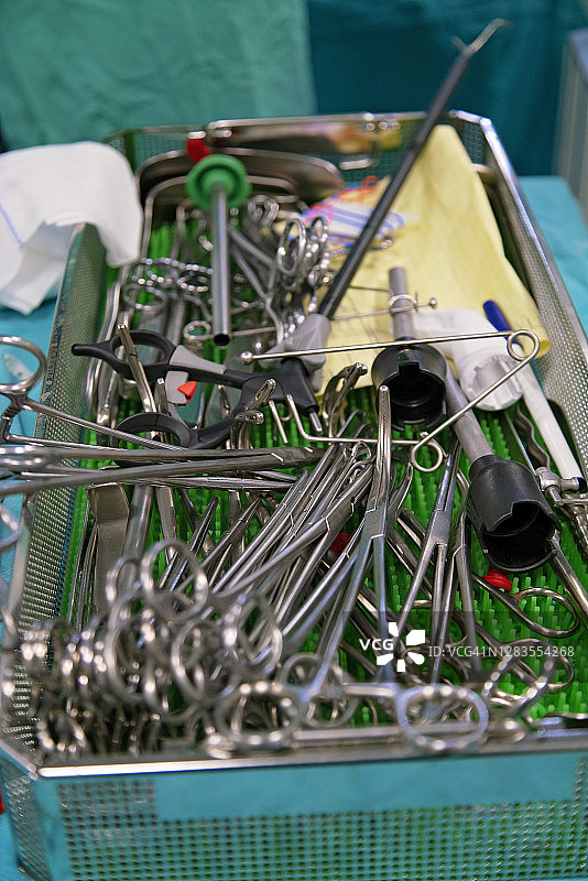 手术室的手术设备和医疗器械。图片素材