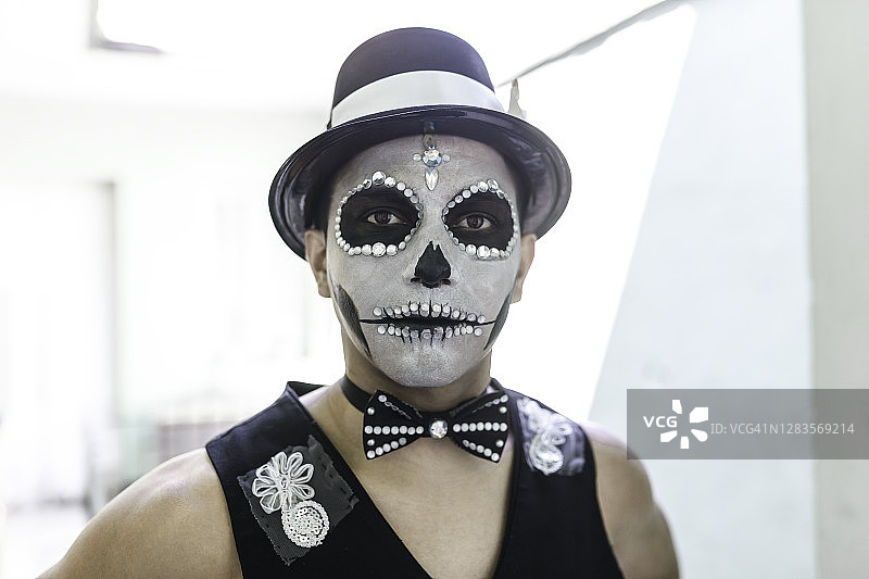 一名墨西哥男子用卡拉维拉化妆庆祝亡灵节图片素材