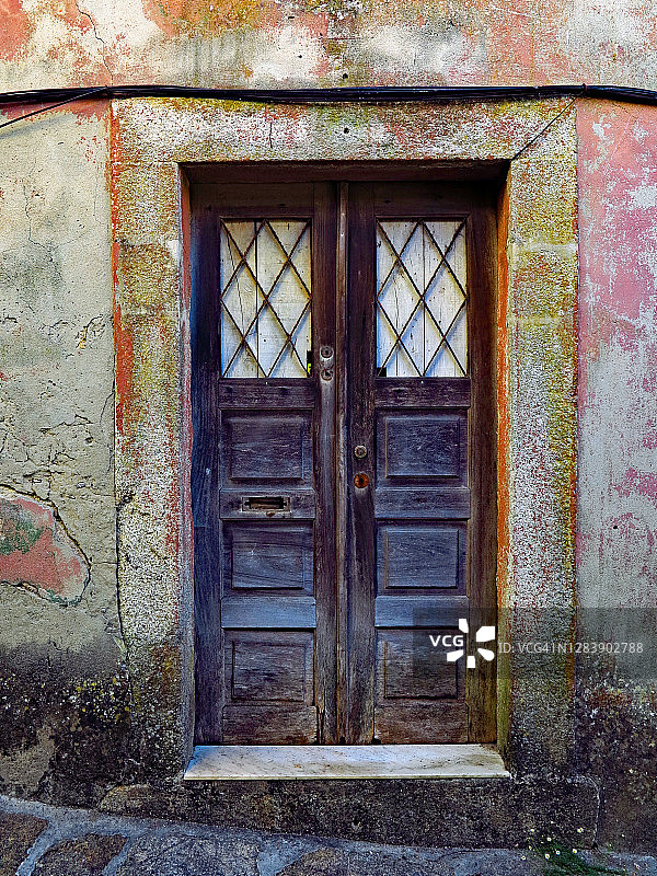 葡萄牙房屋的旧门和风化的混凝土立面图片素材