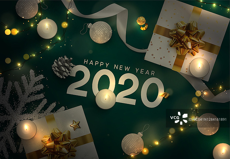 2020新年快乐，圣诞快乐。顶视图的礼盒，圣诞装饰串灯花环，球和雪花。创意贺卡，横幅，海报。圣诞设计对象图片素材