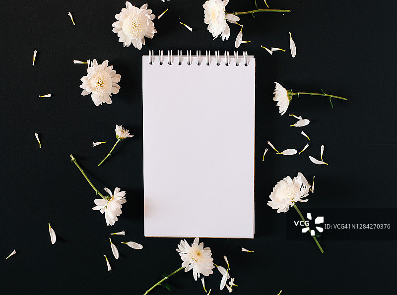 空白便条纸与复制空间的文本和白色花朵，平铺，俯视图图片素材