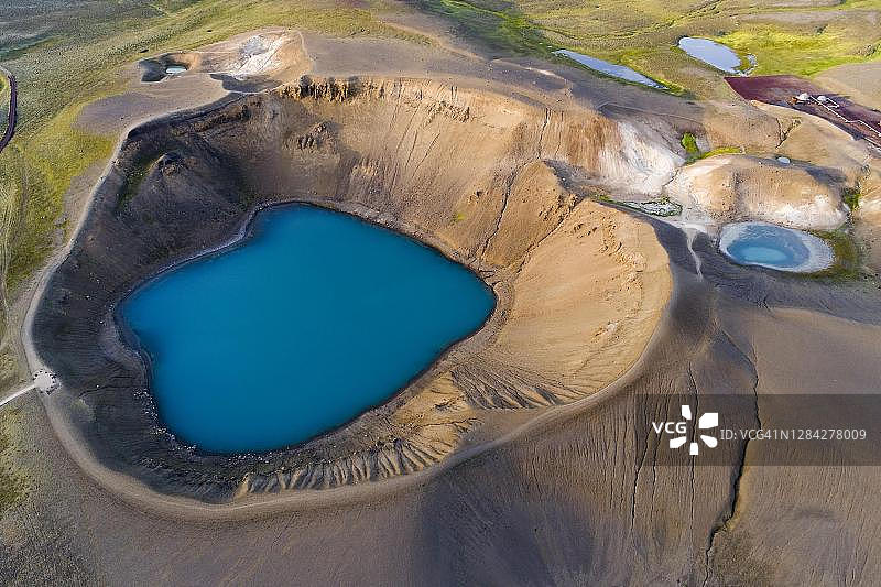 鸟瞰图的蓝色湖在Viti火山口的克拉夫拉电厂，Myvatn地区，Skutustadir, Nordurland eystra，冰岛图片素材