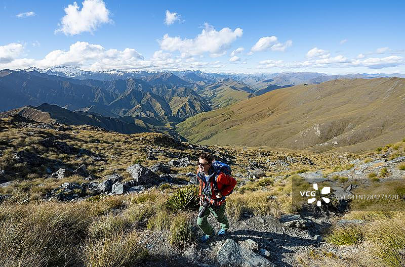 新西兰南岛奥塔哥，本·洛蒙德的徒步旅行者，欣赏南阿尔卑斯山脉的景色图片素材