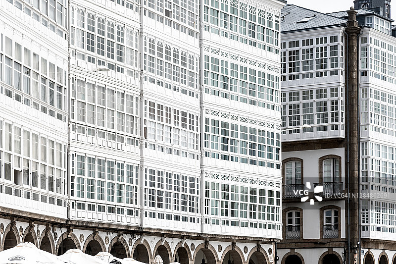 带有玻璃阳台的白色房屋立面，A Coruña，加利西亚图片素材
