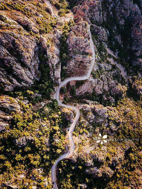 法国科西嘉岛吉罗拉塔湾皮亚那卡兰凯公路的鸟瞰图图片素材