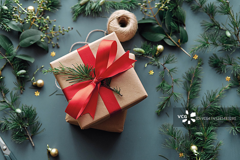 圣诞背景，礼盒和松树树枝图片素材
