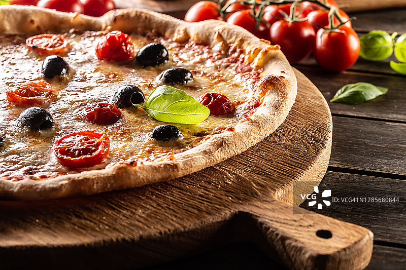 西红柿、马苏里拉芝士、橄榄和罗勒自制披萨图片素材