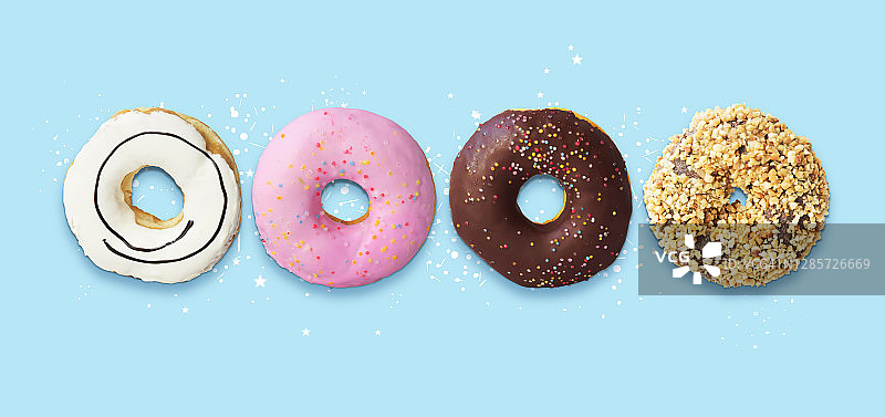 创意的布局，粉红色和巧克力甜甜圈在蓝色的背景-平铺图片素材