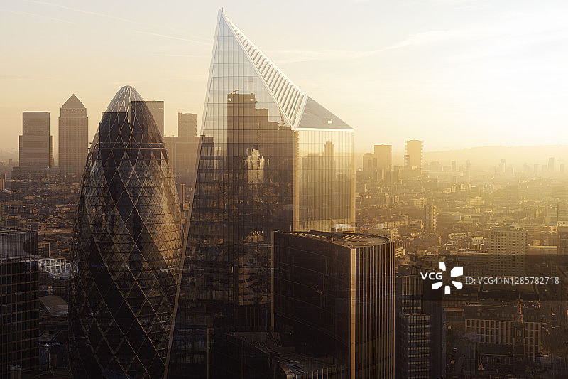 数字合成的伦敦城市天际线在日出-鸟瞰图图片素材