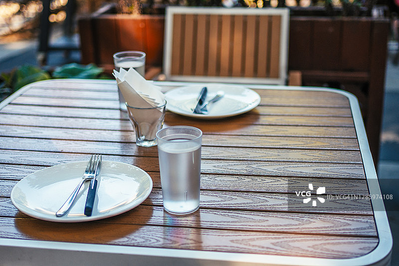 晚餐餐具:空盘子、银器和水杯图片素材