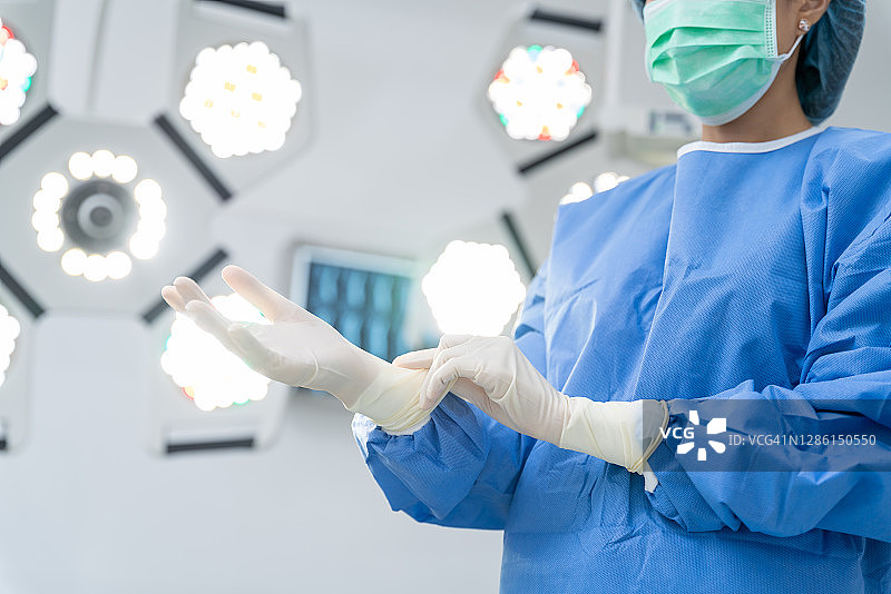 外科女医生的手特写，戴着手套，在手术室准备手术器械图片素材