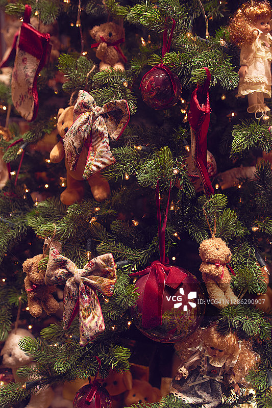 带玩具的圣诞树图片素材