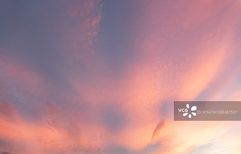 日落时天空中美丽的粉红色云彩图片素材
