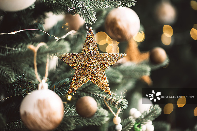 用小玩意和彩灯装饰的圣诞树。新年庆祝概念。图片素材